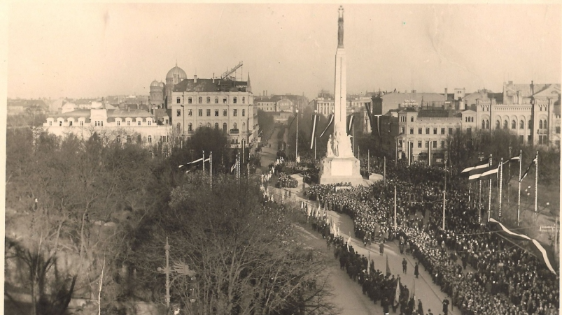 Foto izstāde “Brīvības piemineklis laiku laikos”