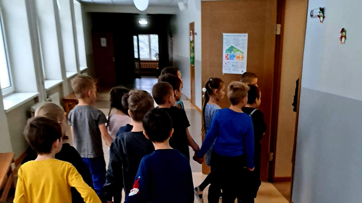 Rīgas 232. pirmsskolas audzēkņi iejūtas skolēna ikdienā