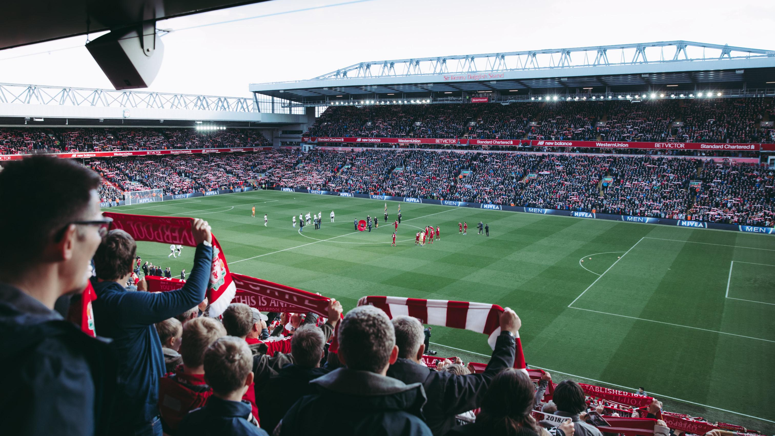 Pārpildītā stadionā notiek futbola spēle