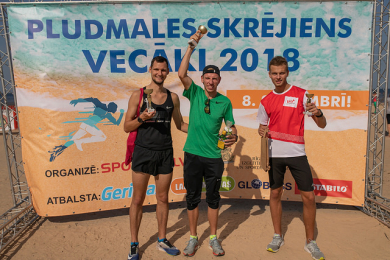 Vecāķu pludmales skrējienā lieliskos laikapstākļos startē dalībnieki no visas Latvijas