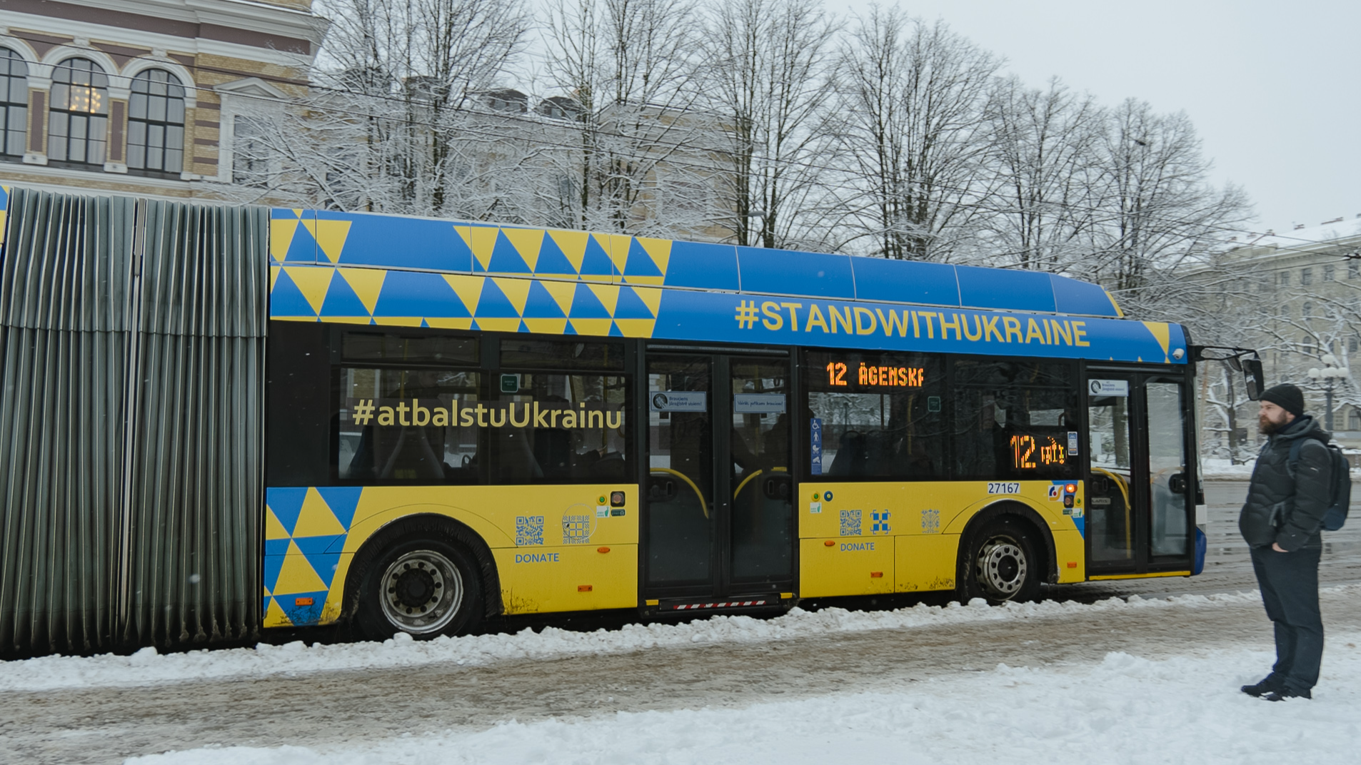 Rīgā kursē Ukrainas karoga krāsās dizainēts trolejbuss ar īpašu aicinājumu