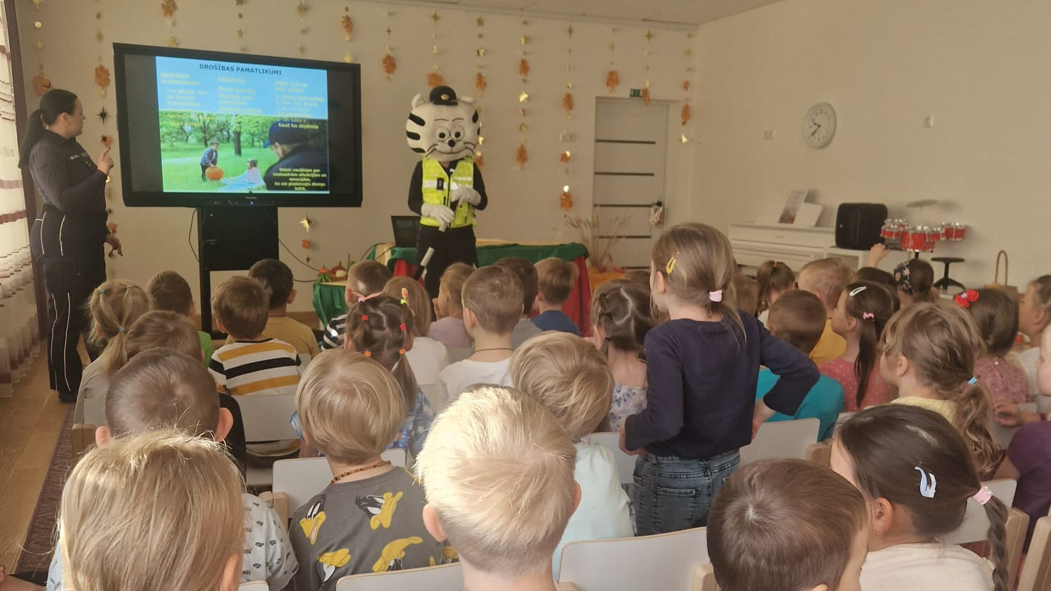 Ciemos pie bērniem - Runcis Rūdis no Valsts policijas