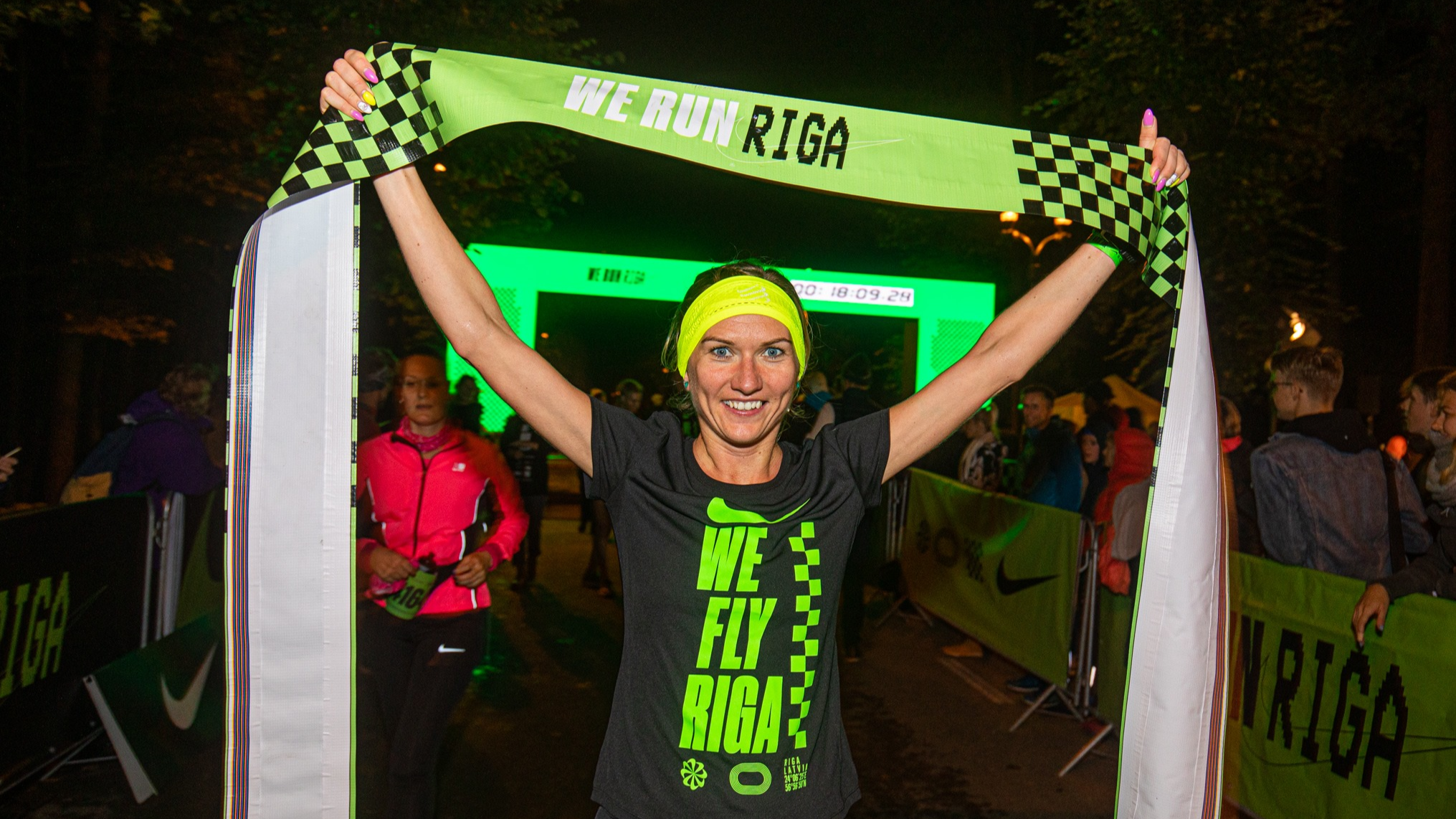 Tūkstošiem skrējēju aizvadījuši lielāko rudens skrējienu Rīgā