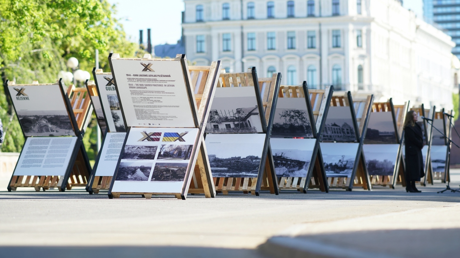 Pie Brīvības pieminekļa atklāj izstādi “1944 – kara lauzums Latvijas pilsētainavā”