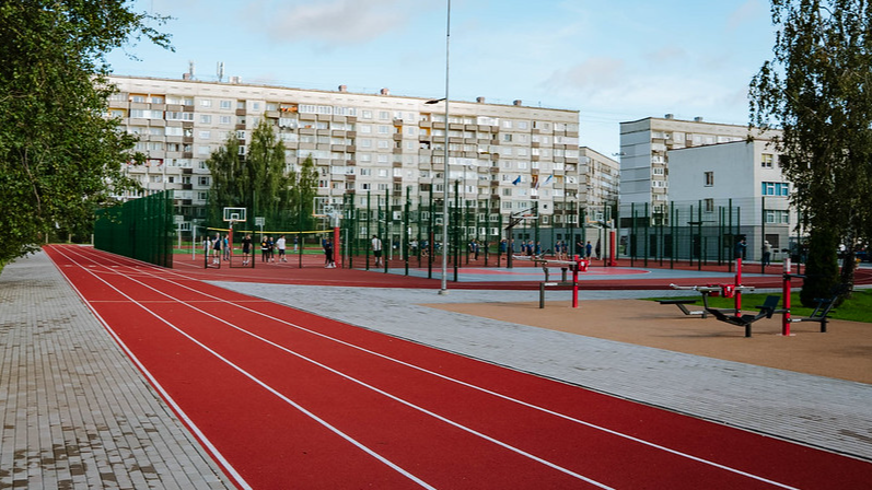Rīgas Ziemeļvalstu ģimnāzijā atklāts jauns sporta laukums