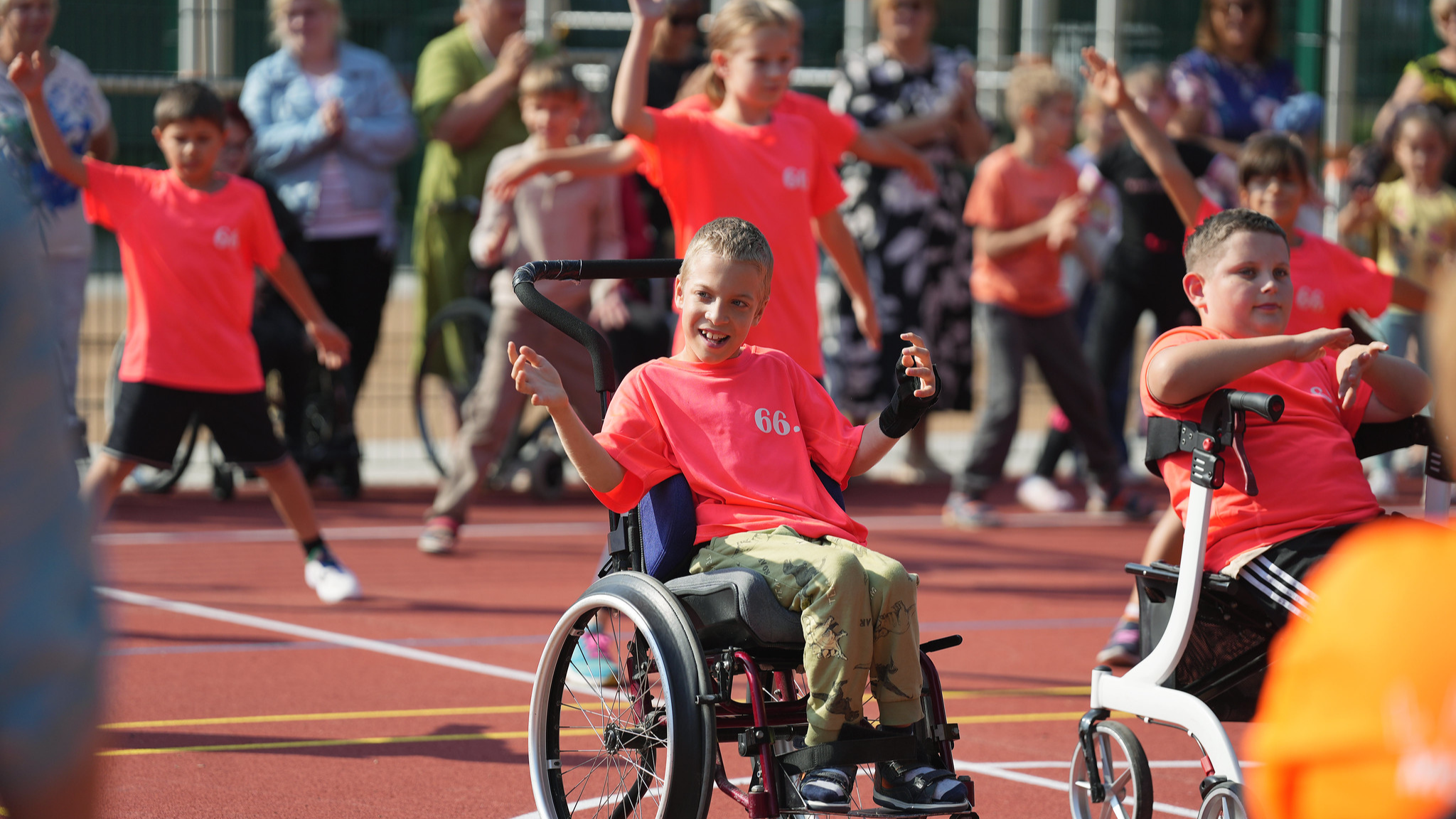 Rīgas 66.vidusskolā atklāts bērniem ar īpašām vajadzībām pielāgots sporta laukums