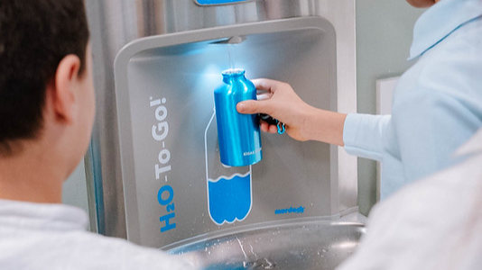 Rīgas pašvaldība skolās ierīko vienpadsmit jaunas dzeramā ūdens stacijas 