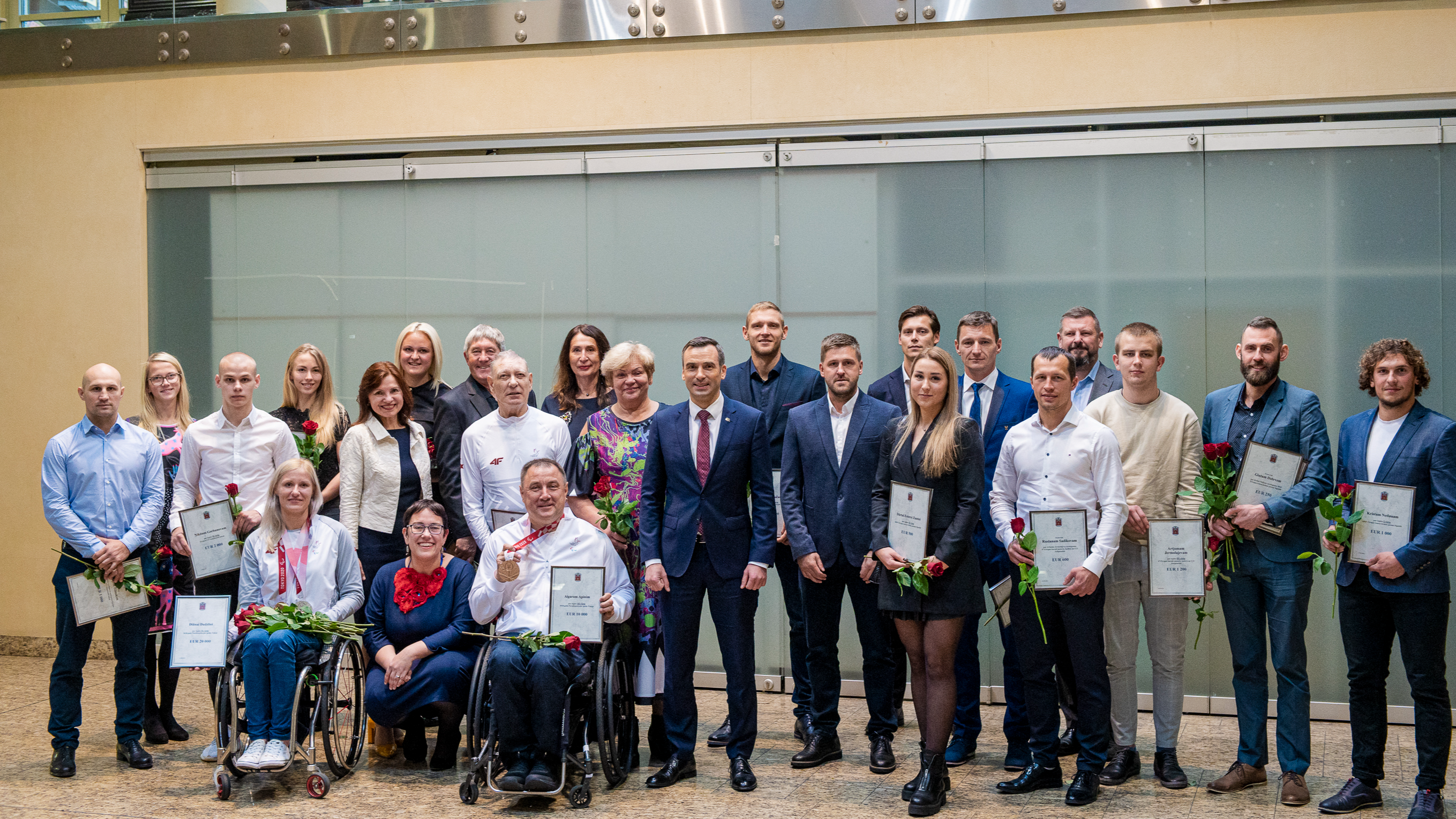 Rīgas sportistiem un treneriem pasniegtas naudas balvas par augstiem sasniegumiem sportā