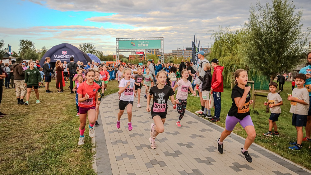 “Izskrien Rīgu” 11.sezona noslēdzas Skanstes parkā ar čempionu Serjogina un Razgaļa uzvarām un Patrishas koncertu 